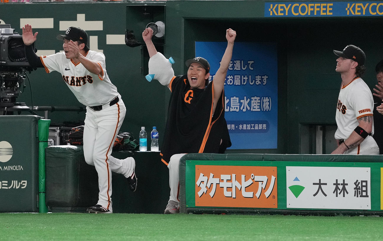 巨人対広島　広島に勝利し、ベンチでガッツポーズする巨人山崎（中央）（撮影・鈴木みどり）