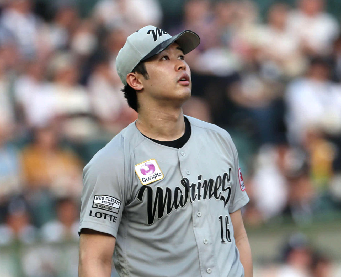 オリックス対ロッテ　1回裏オリックス1死、宗に先制本塁打を許したロッテ先発の種市は打球の行方を見る（撮影・西尾就之）