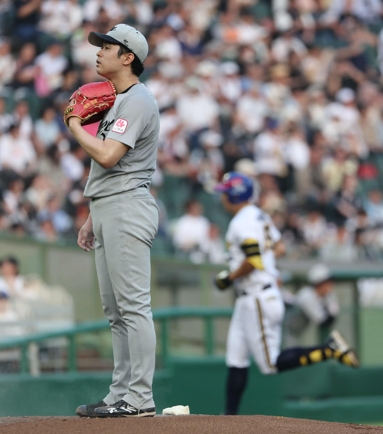 オリックス対ロッテ　1回裏オリックス1死一塁、杉本（右）に本塁打を許した種市（撮影・西尾就之）