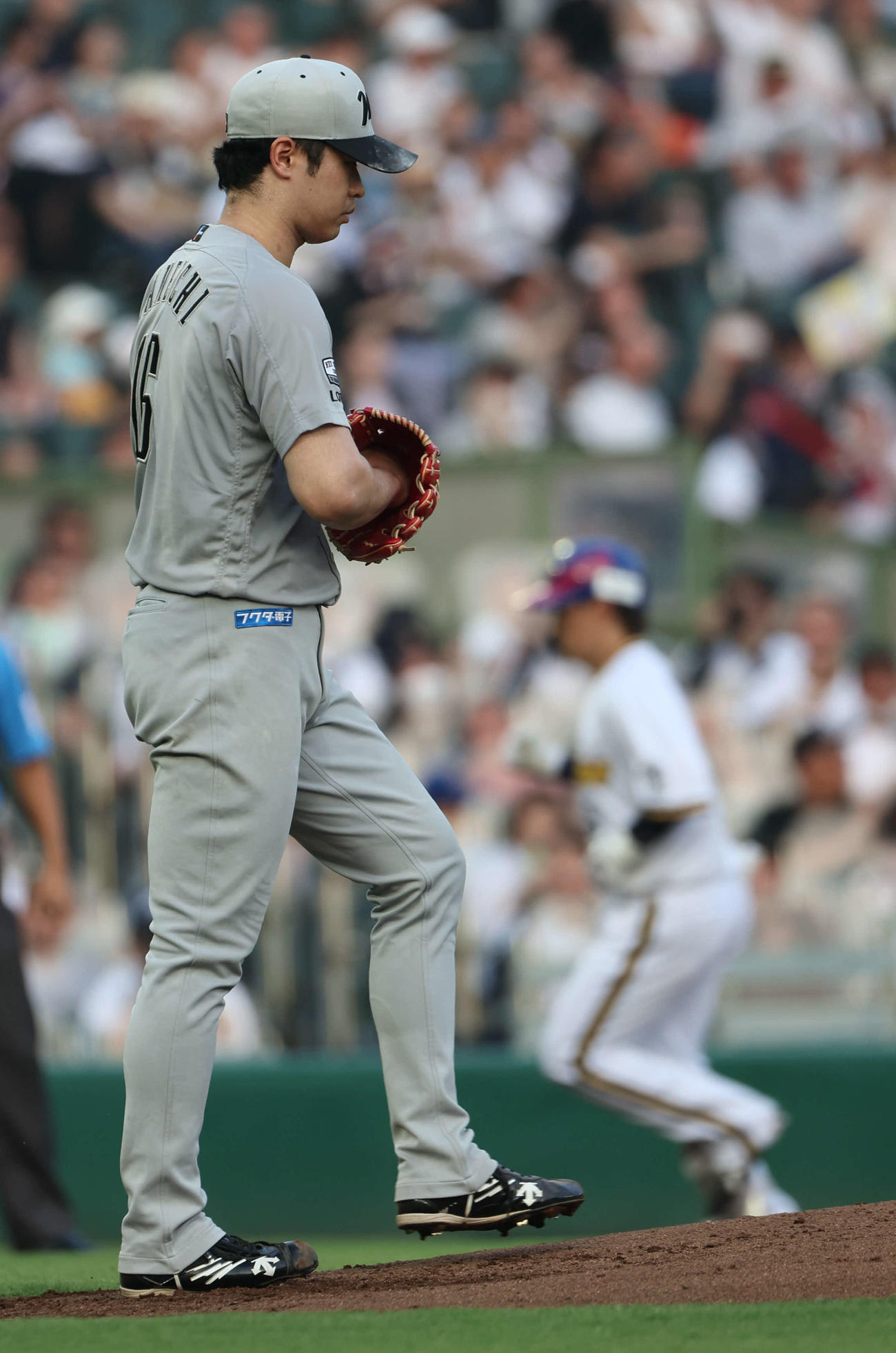 オリックス対ロッテ　1回裏オリックス1死一塁、種市は西野（右）にこの回3本目の本塁打を許しガックリ（撮影・西尾就之）