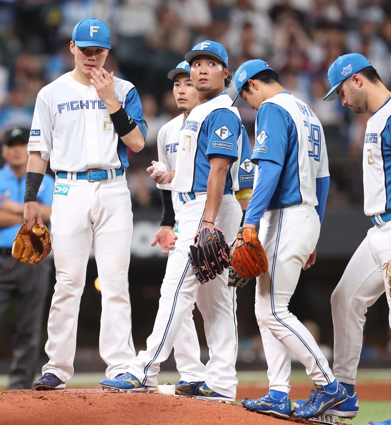 日本ハム対楽天　5回表、伊藤（中央）を中心にマウンドに集まるナイン（撮影・黒川智章）