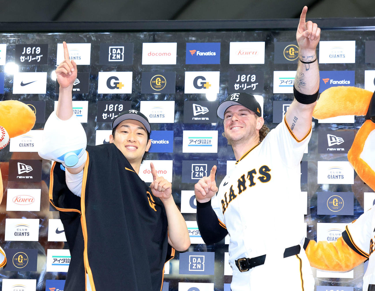 巨人対広島　8勝目の巨人山崎は、ヒーローインタビューで、キャベッジと笑顔でポーズ（撮影・浅見桂子）