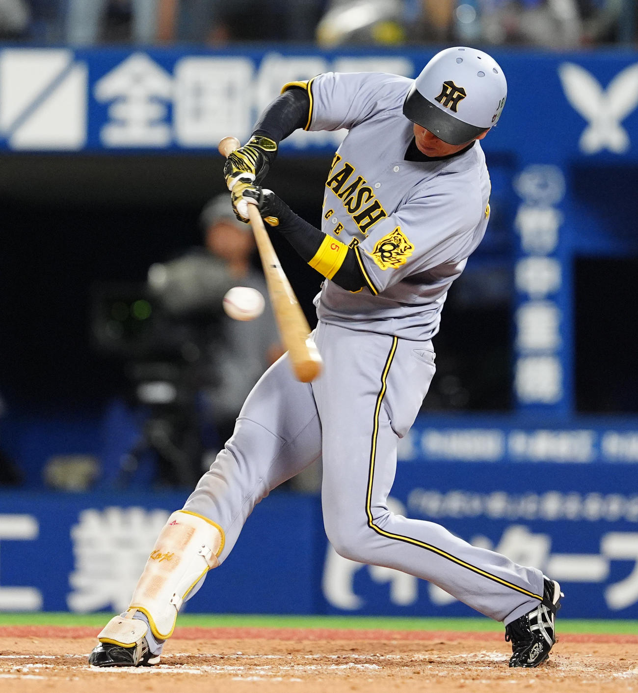 DeNA対阪神　8回表阪神無死一、三塁、左前適時打を放つ近本（撮影・清水貴仁）