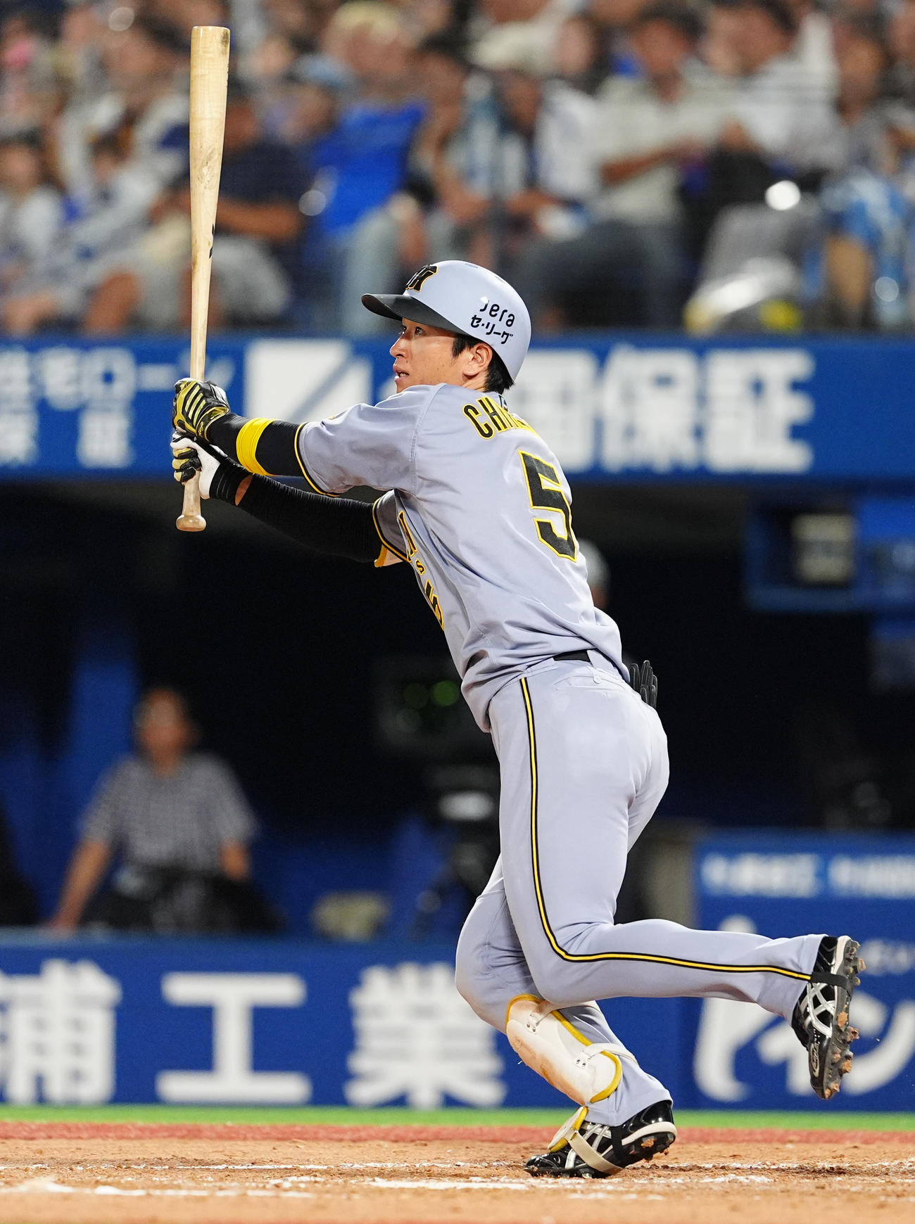 DeNA対阪神　8回表阪神無死一、三塁、左前適時打を放つ近本（撮影・清水貴仁）