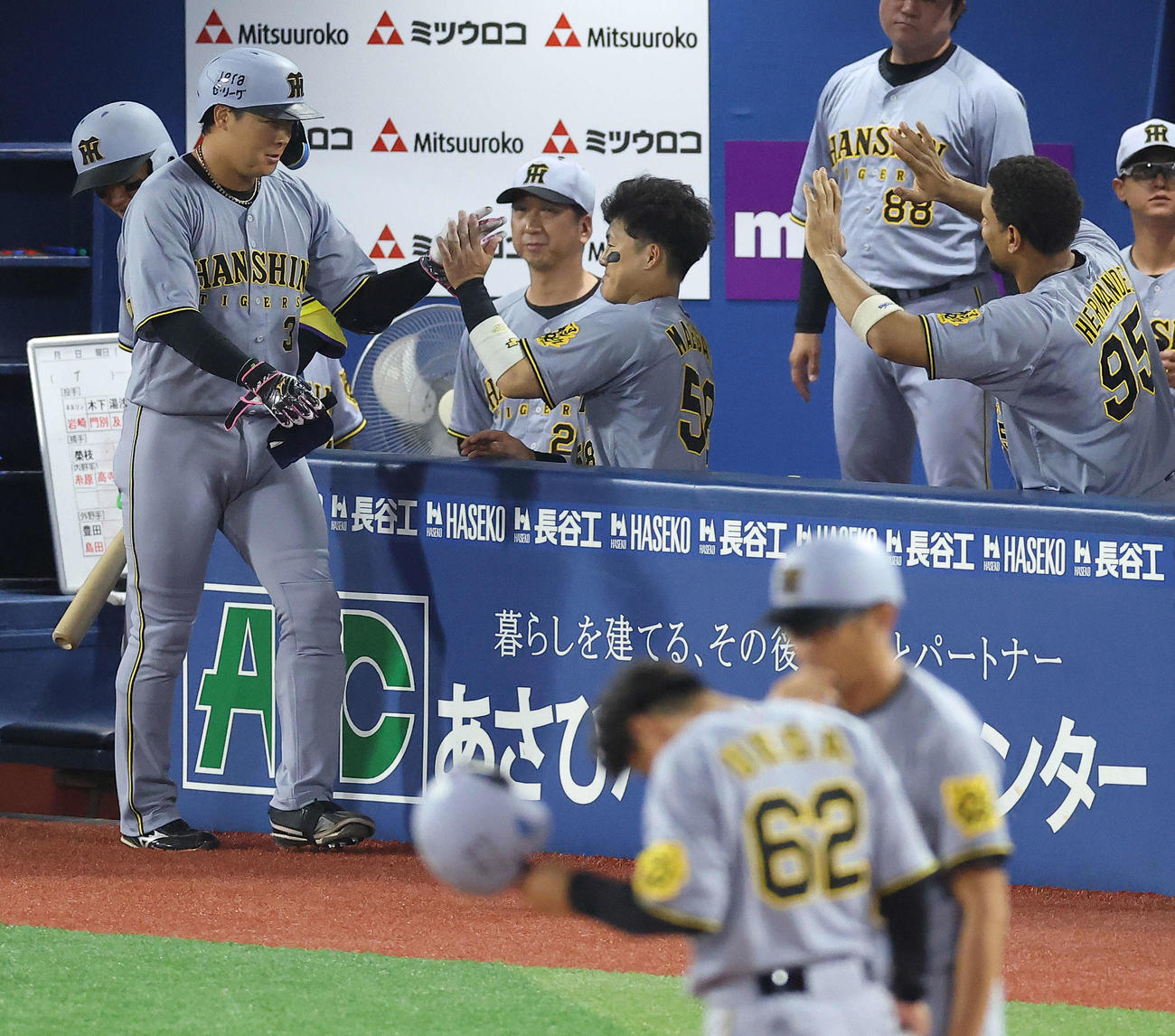 DeNA対阪神　8回表阪神無死一塁、左前打を放った後、チームメートに迎えられる大山（左）（撮影・河田真司）
