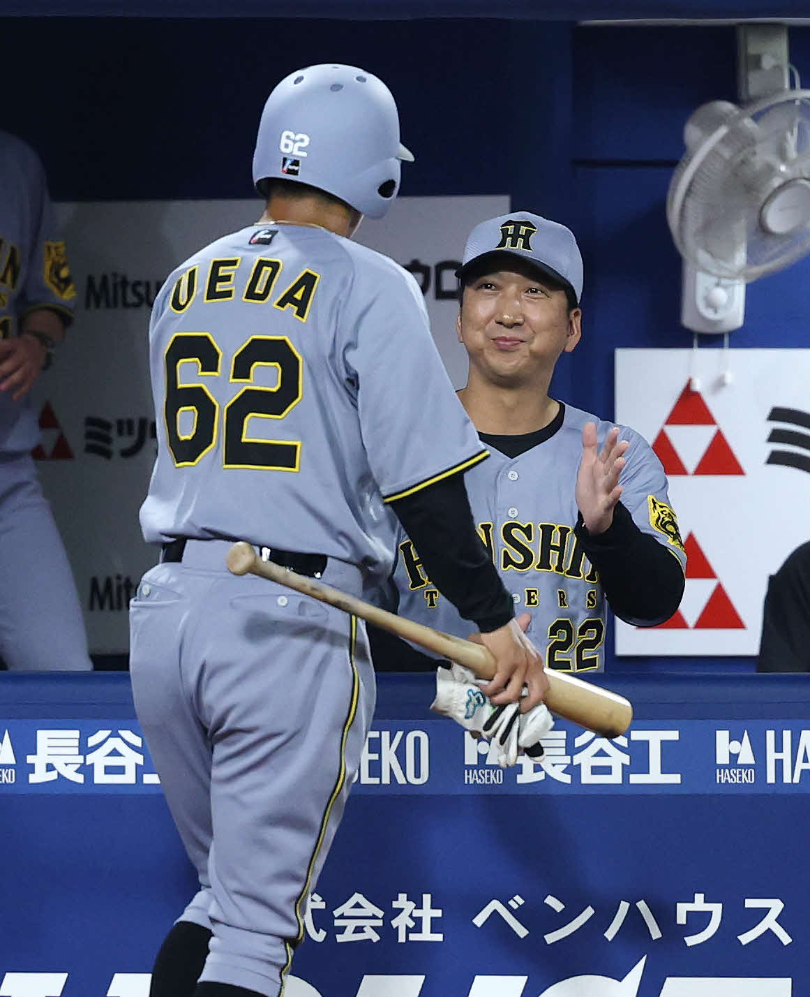 DeNA対阪神　8回表阪神無死一、三塁、近本の左前適時打で植田（左）が生還しベンチで迎える藤川監督（撮影・鈴木正人）