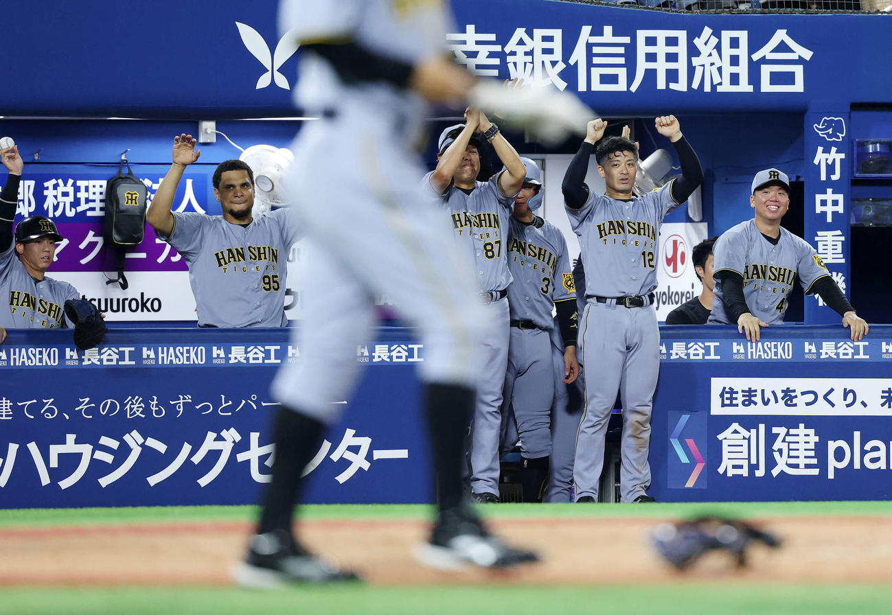 DeNA対阪神　8回表阪神無死一、三塁、近本の左前適時打を喜ぶ選手たち（撮影・鈴木正人）