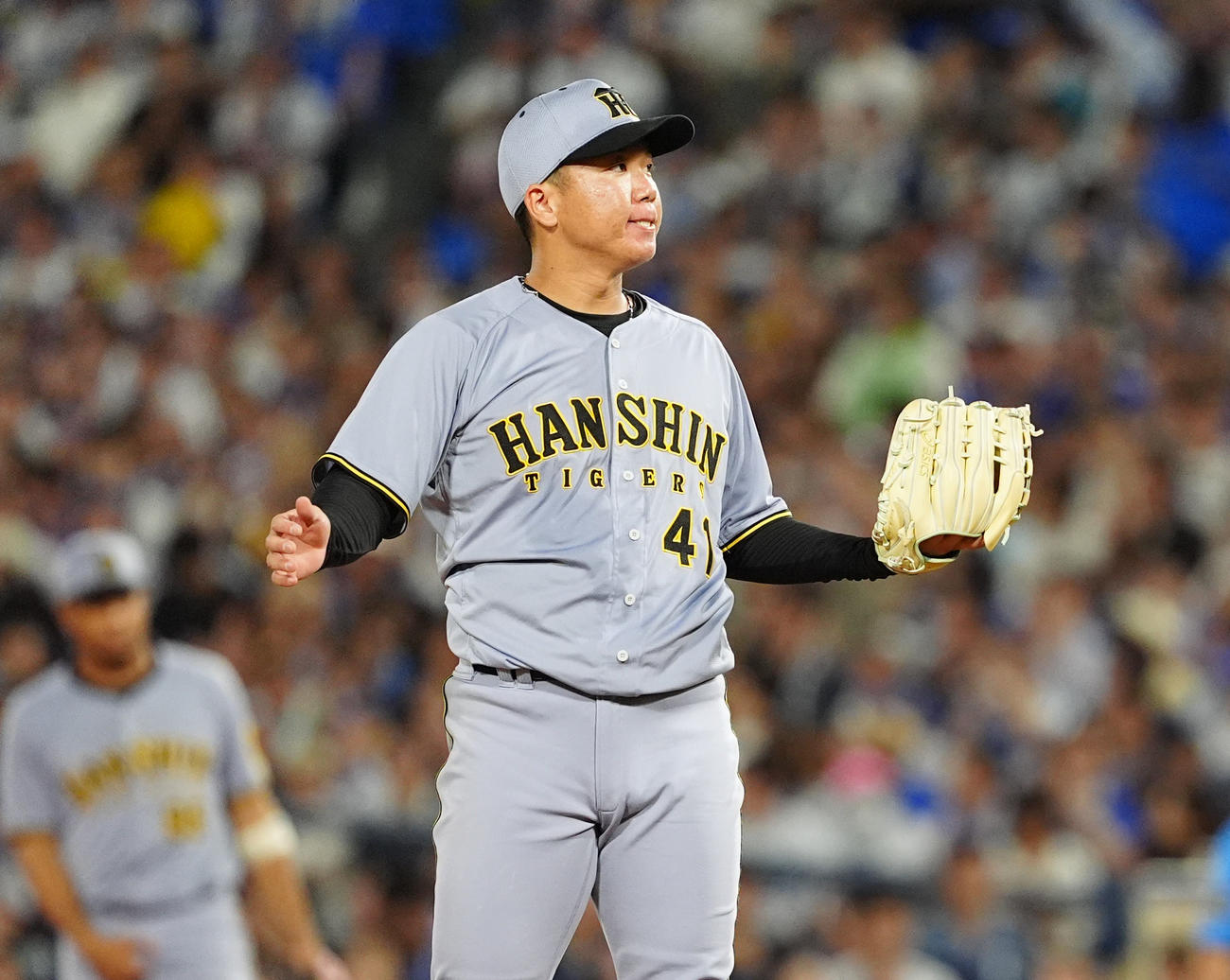 DeNA対阪神　5回裏DeNA2死二塁、桑原に四球を選ばれ悔しげな顔をみせる村上（撮影・清水貴仁）