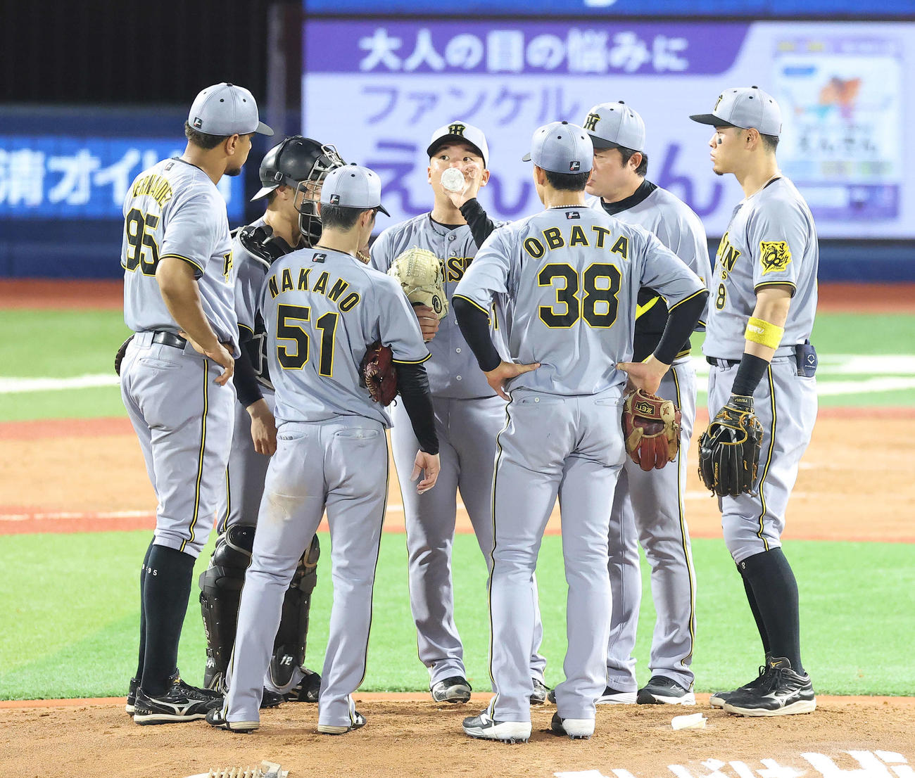 DeNA対阪神　4回裏DeNA2死一、三塁、マウンドに集まる阪神ナイン（撮影・河田真司）