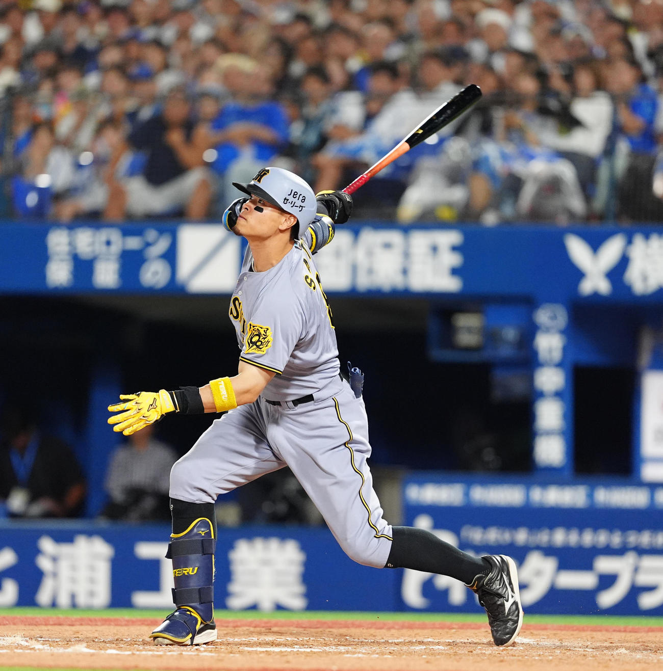 DeNA対阪神　8回表阪神1死満塁、左犠飛を放つ佐藤輝（撮影・清水貴仁）