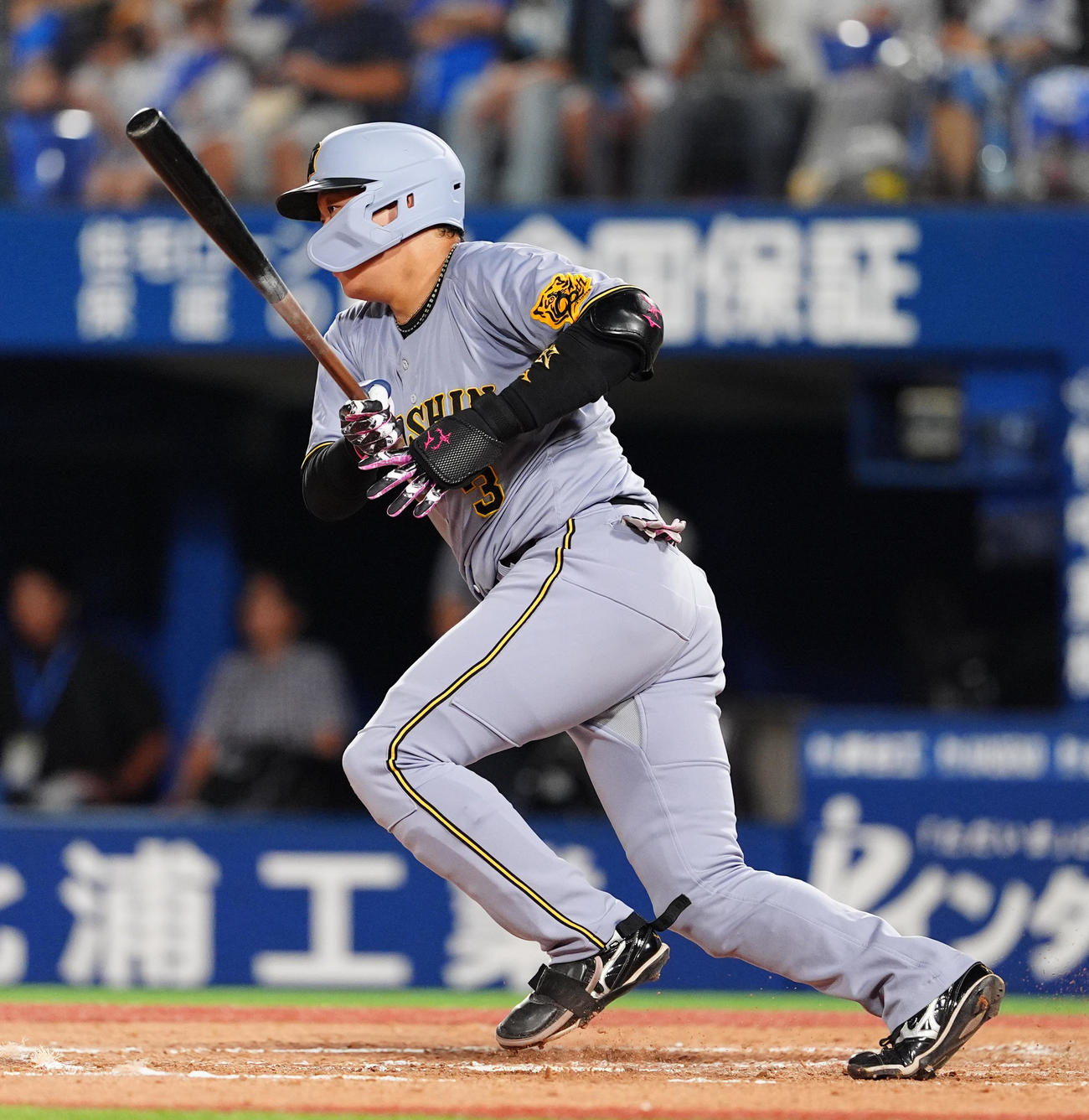 DeNA対阪神　8回表阪神無死一塁、左前打を放つ大山（撮影・清水貴仁）