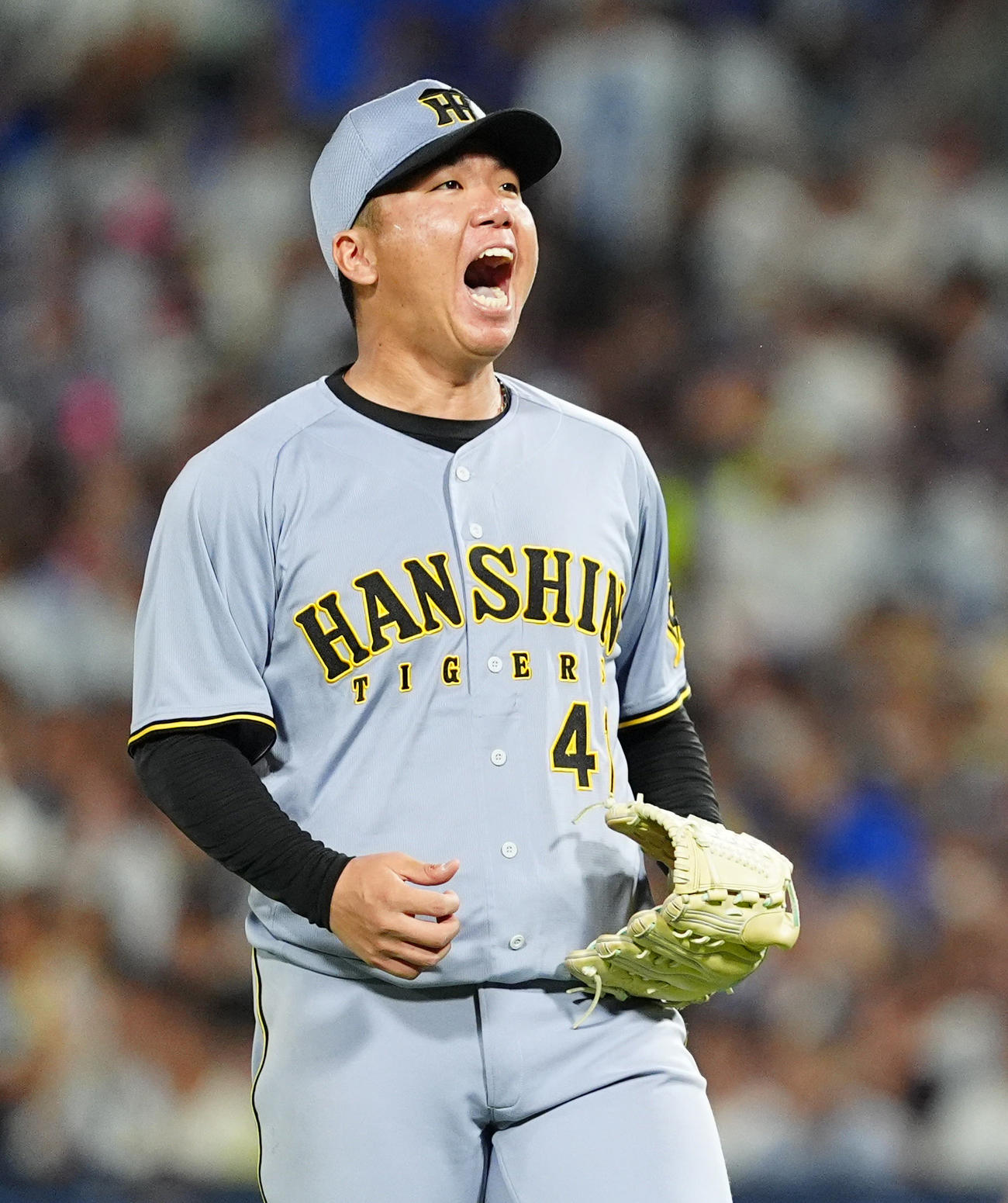 DeNA対阪神　7回裏DeNA2死一、二塁、桑原を中飛に打ち取り雄たけび上げる村上（撮影・清水貴仁）