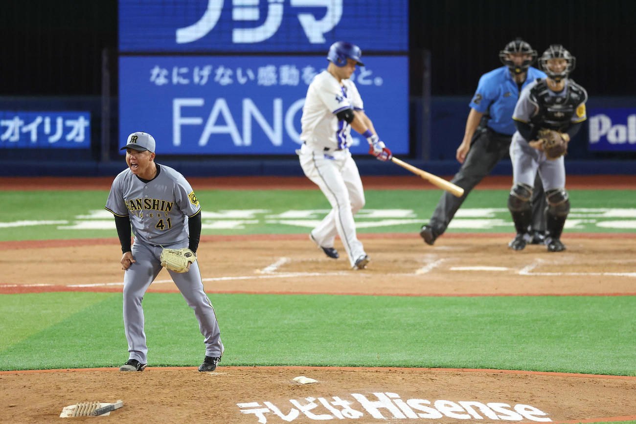 DeNA対阪神　7回裏DeNA1死一、二塁、代打筒香を空振り三振に抑え雄たけびを上げる村上（撮影・河田真司）