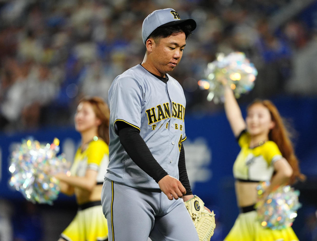 DeNA対阪神　6回裏を投げ終え厳し顔でベンチに戻る阪神村上（撮影・清水貴仁）