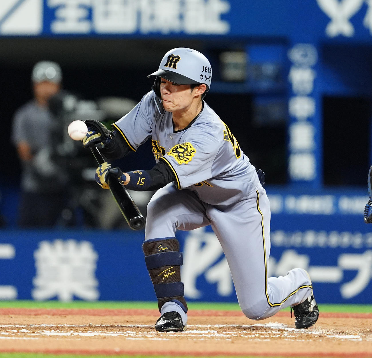 DeNA対阪神　6回表阪神無死一塁、中野はバントも打ち上げ捕邪飛に倒れる（撮影・清水貴仁）