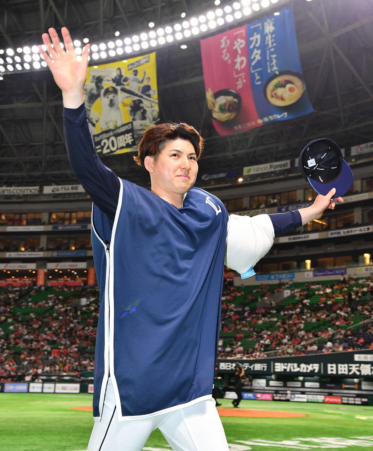 ソフトバンク対西武　今季4勝目を挙げ、笑顔でファンに手を振りながら引き揚げる武内（撮影・岩下翔太）