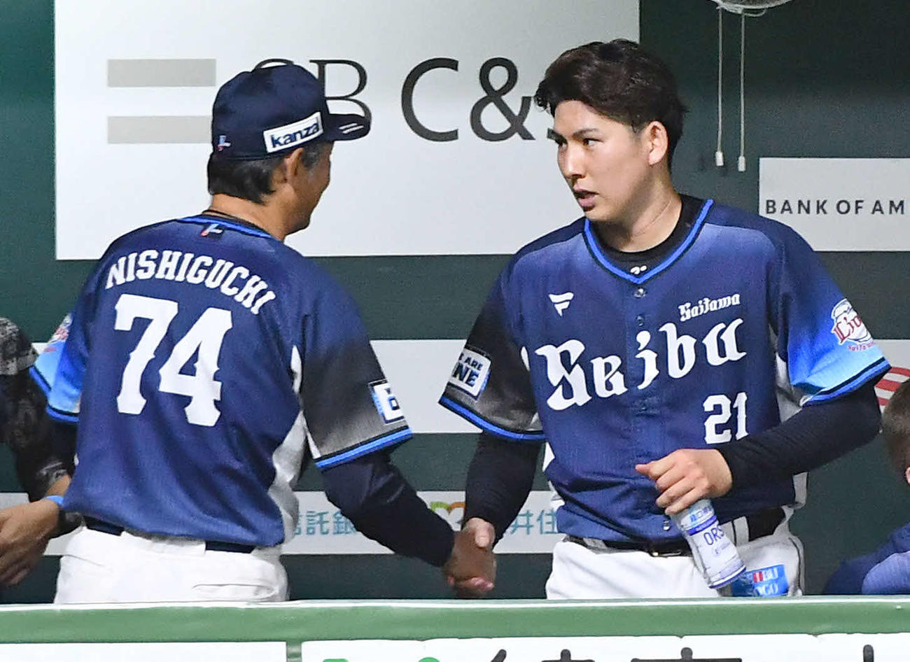 ソフトバンク対西武　7回裏終了後、ベンチで西口監督（左）と握手を交わす武内（撮影・岩下翔太）