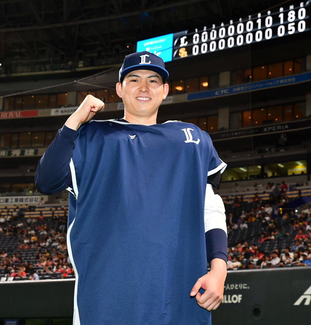 ソフトバンク対西武　今季4勝目を挙げ、笑顔でガッツポーズする武内（撮影・岩下翔太）
