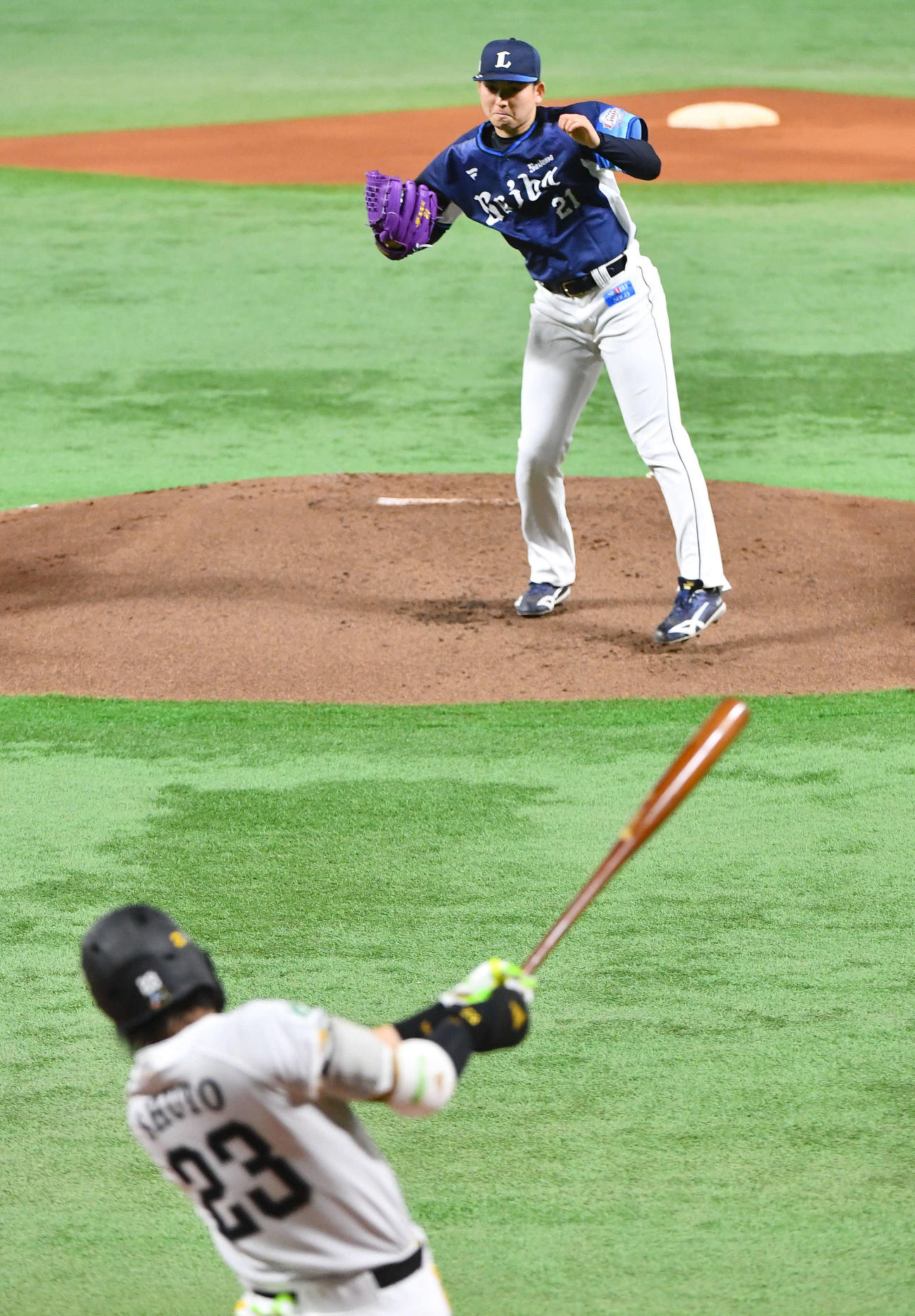 ソフトバンク対西武　1回裏ソフトバンク無死、周東（手前）を二ゴロに打ち取る武内（撮影・岩下翔太）