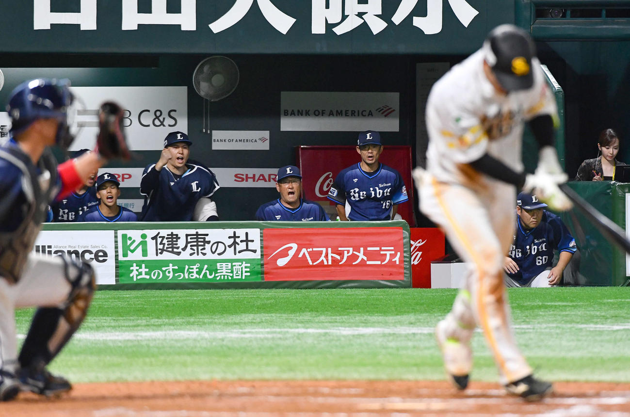 ソフトバンク対西武　9回裏ソフトバンク2死二塁、石塚（手前）の空振り三振で試合終了し、雄たけびをあげてガッツポーズする武内（左から2人目）（撮影・岩下翔太）