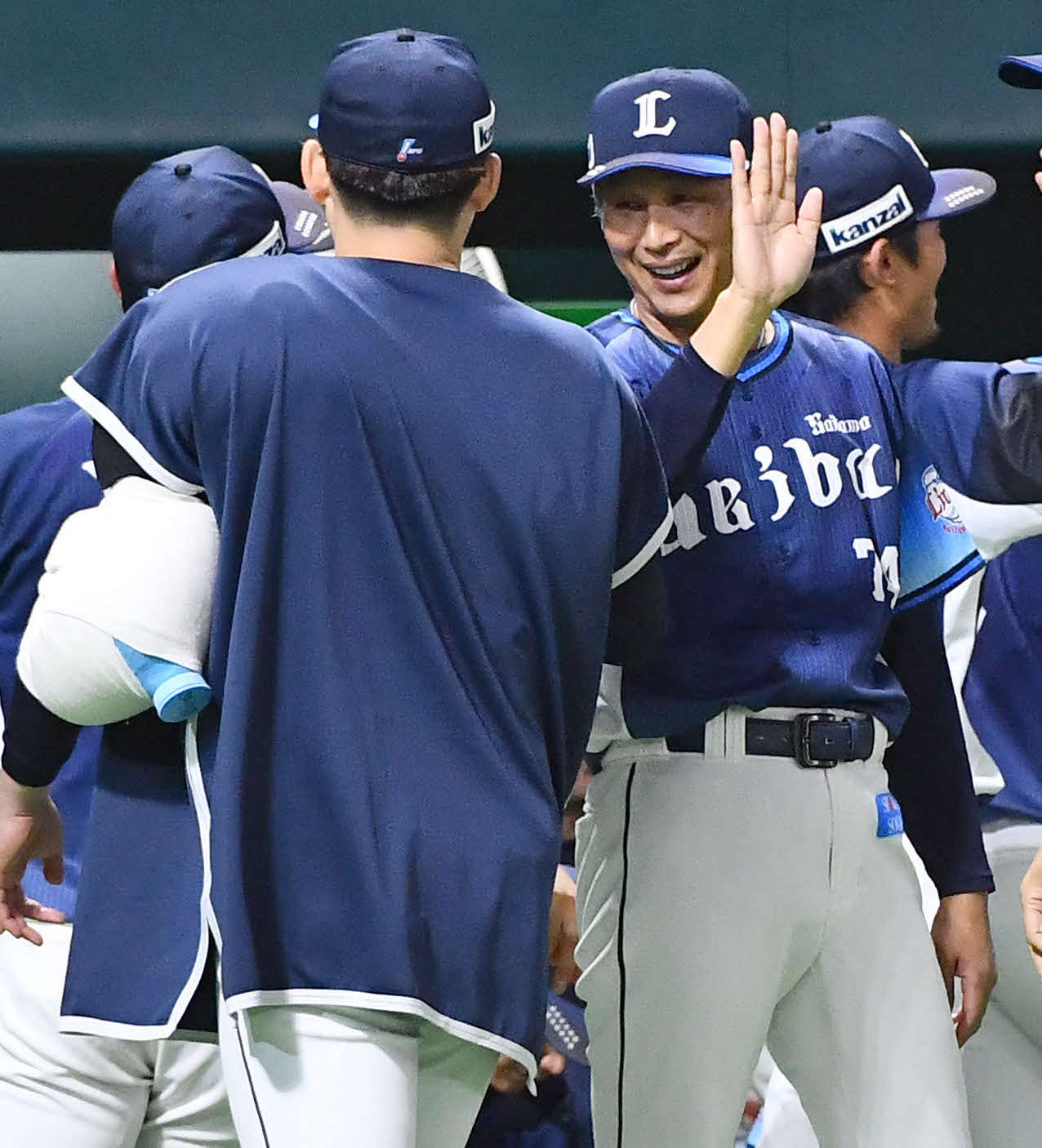 ソフトバンク対西武　ソフトバンクに勝利し、武内（左）と笑顔でハイタッチする西口監督（撮影・岩下翔太）