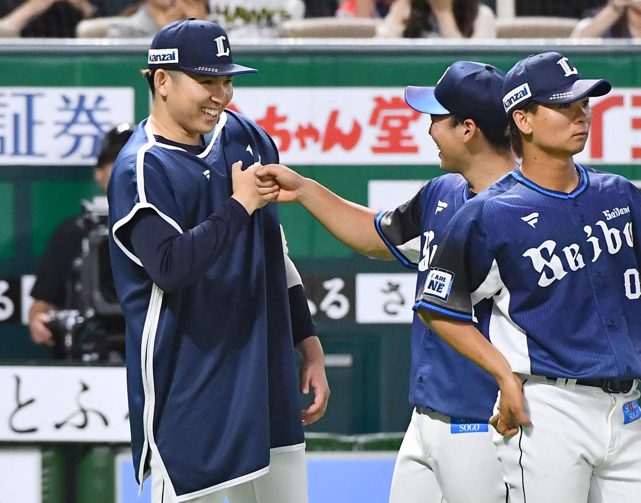 ソフトバンク対西武　ソフトバンクに勝利し、山田（右から2人目）と笑顔でグータッチを交わす武内（撮影・岩下翔太）