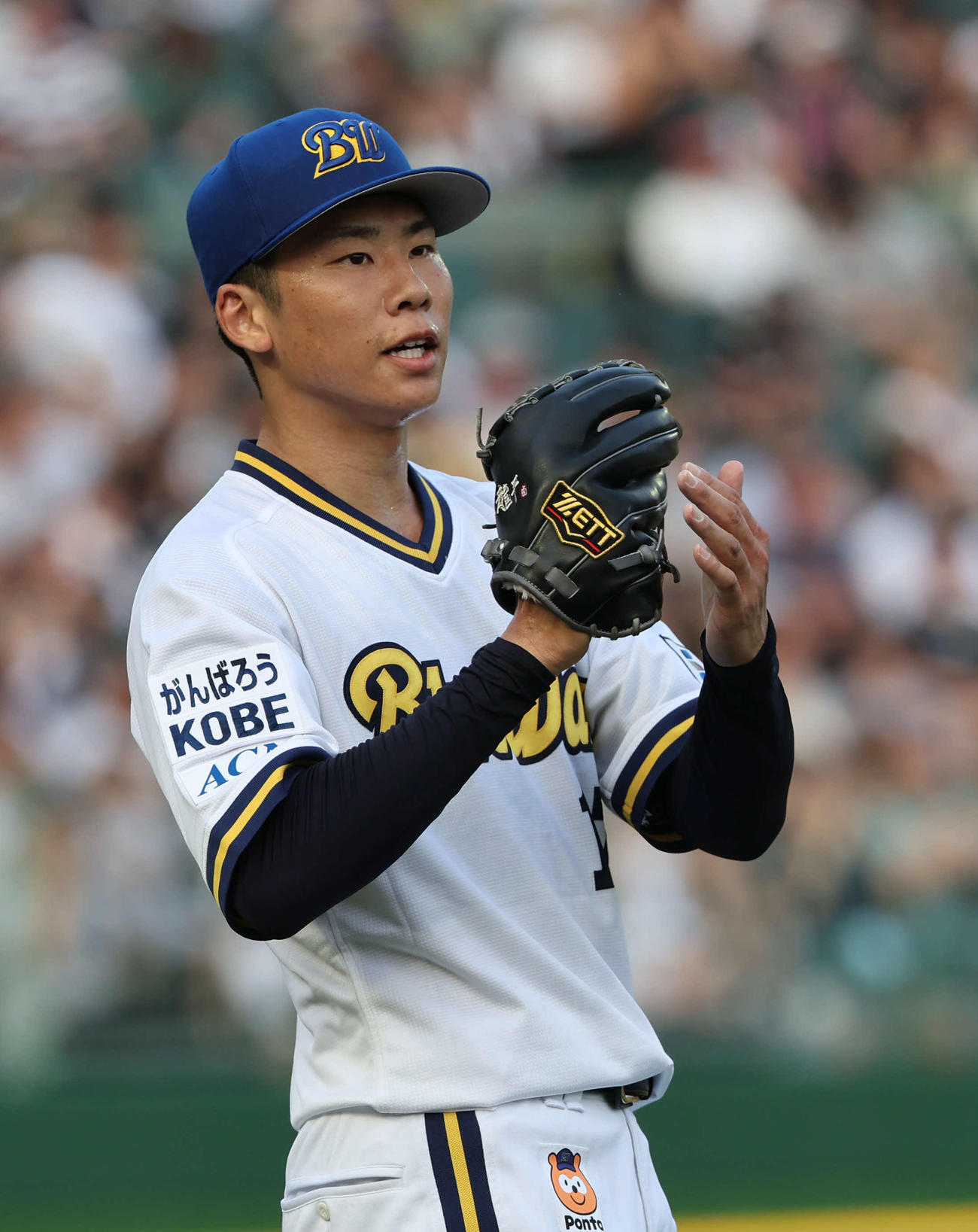オリックス対ロッテ　オリックス先発の曽谷は1回を無失点とし、拍手でナインを迎える（撮影・西尾就之）