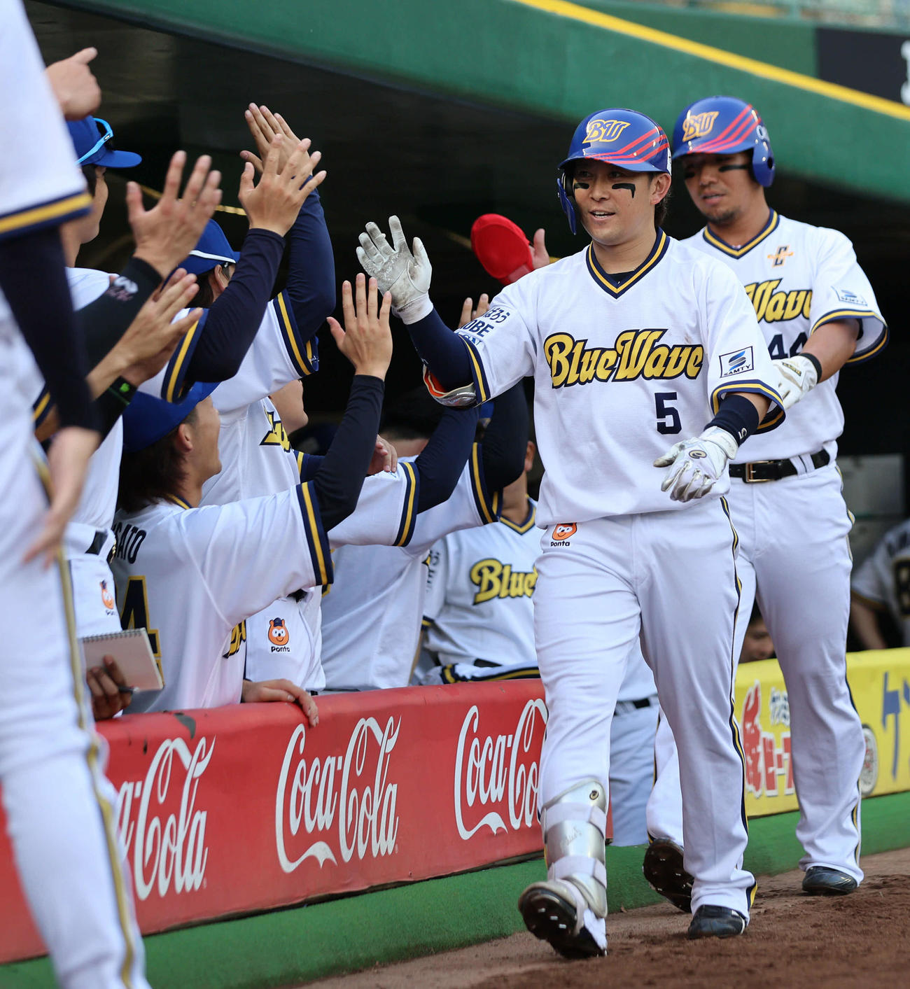 オリックス対ロッテ　1回裏オリックス1死一塁、西野は右越えに本塁打を放ち、ナインと笑顔でハイタッチ（撮影・西尾就之）