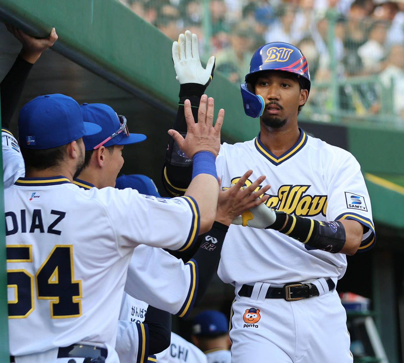 オリックス対ロッテ　1回裏オリックス1死、宗は先制本塁打を放ち、ナインの出迎えを受ける（撮影・西尾就之）
