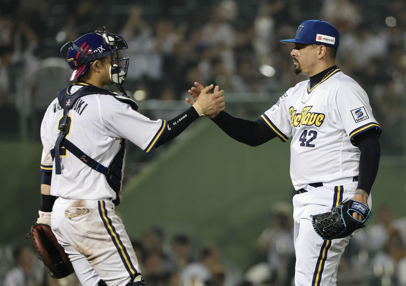 オリックス対ロッテ　最後を締めたオリックスのマチャド（右）は若月と握手（撮影・西尾就之）