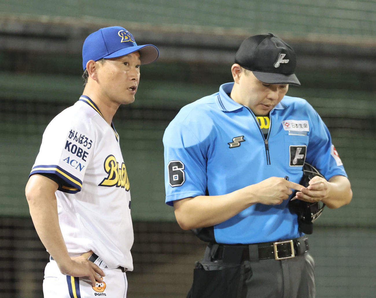 オリックス対ロッテ　6回の攻撃を終え、選手交代を告げるオリックス岸田監督（撮影・西尾就之）