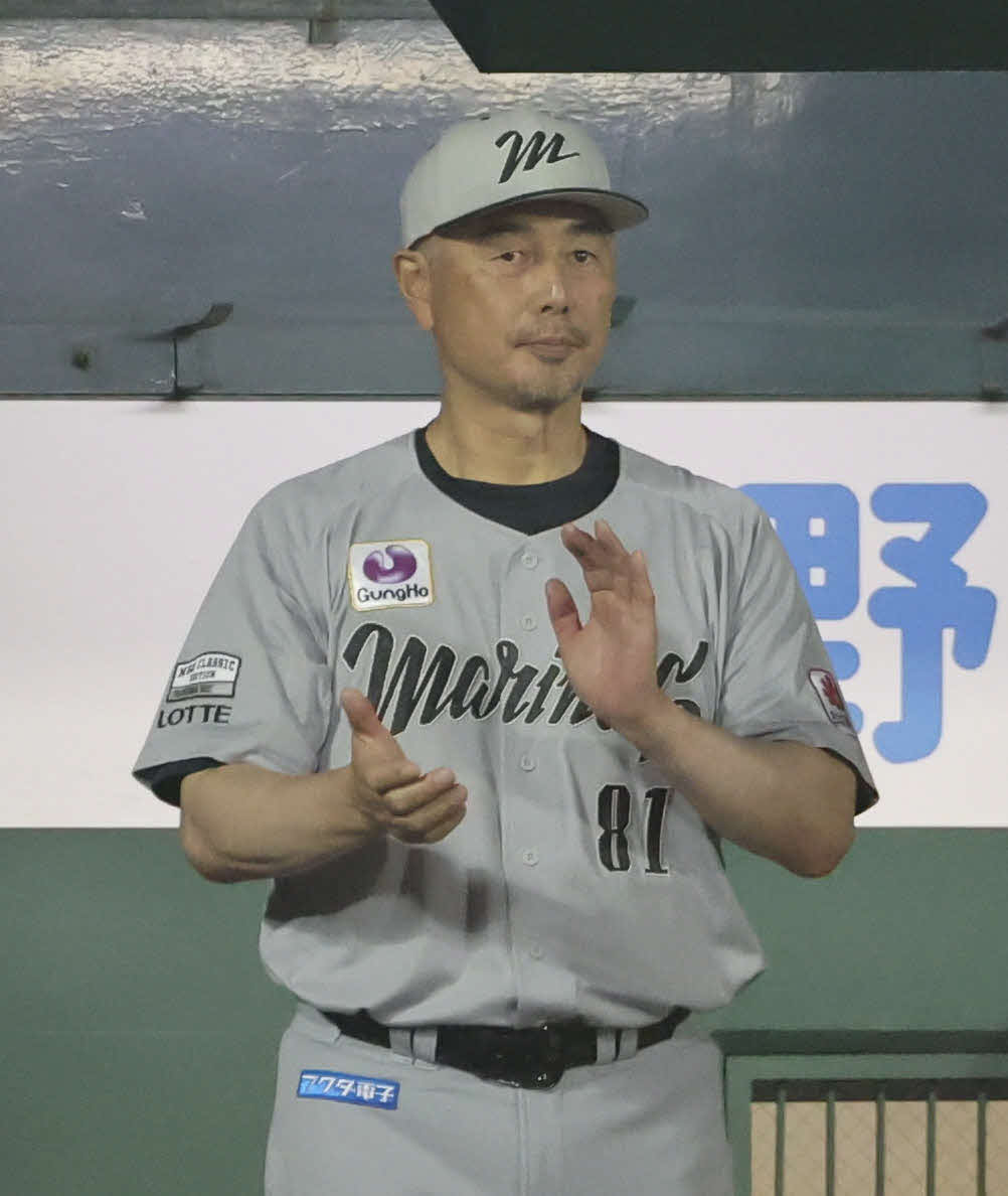 オリックス対ロッテ　拍手してナインを鼓舞するロッテ吉井監督（撮影・西尾就之）