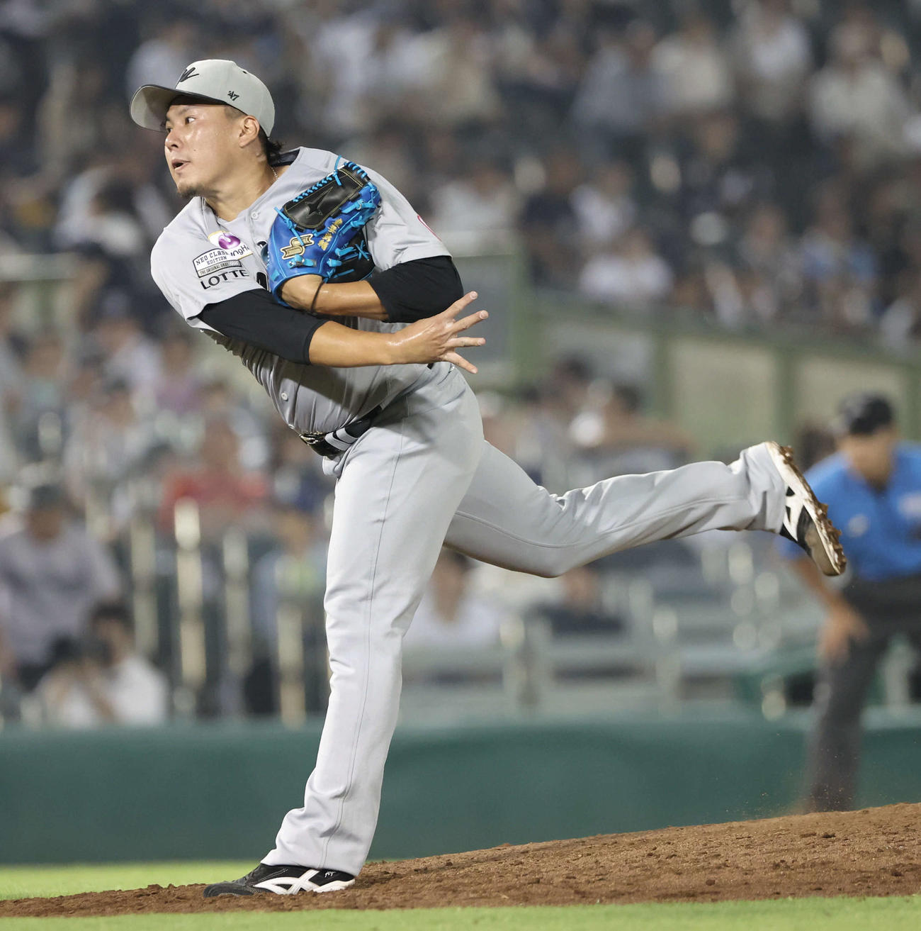 オリックス対ロッテ　ロッテ3番手の東妻（撮影・西尾就之）