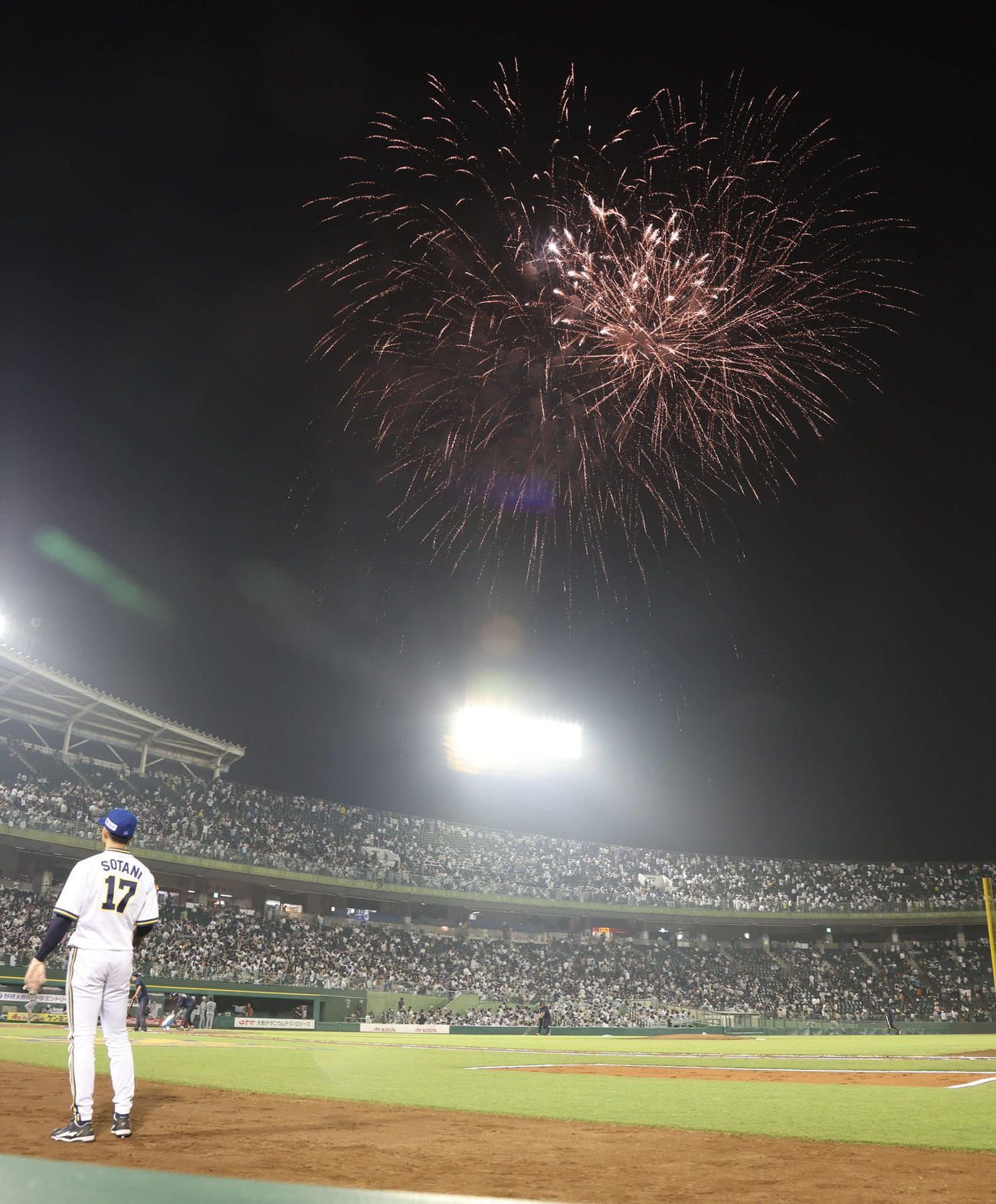 オリックス対ロッテ　5回終了後には花火が上がった（撮影・西尾就之）
