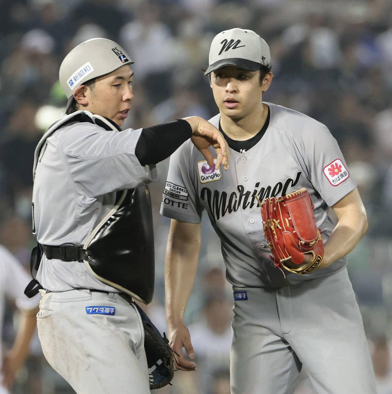 オリックス対ロッテ　4回裏オリックス2死一、三塁、杉本に四球を与え、種市（右）は寺地と話す（撮影・西尾就之）