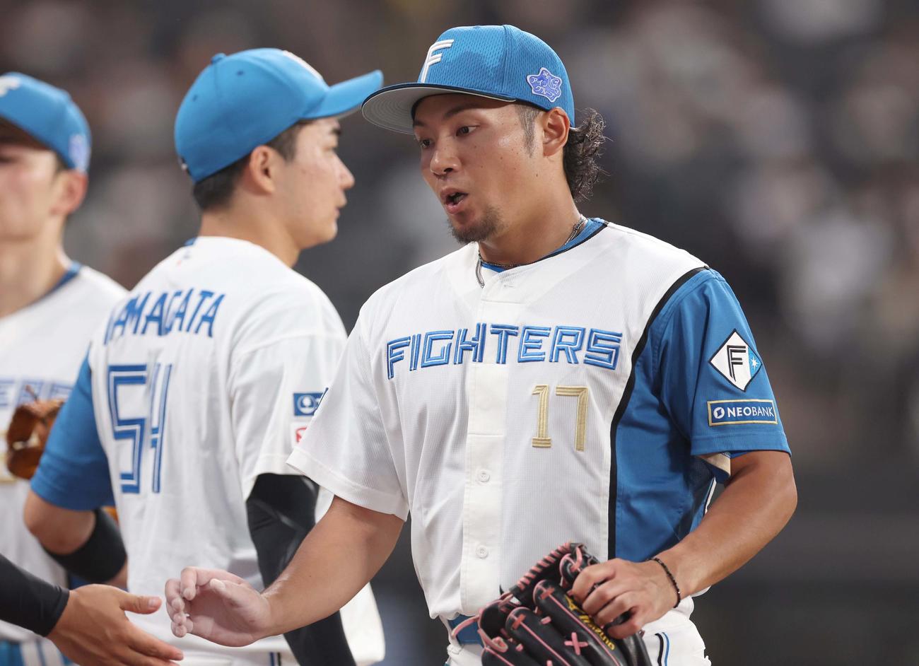 日本ハム対楽天　4回表、無失点に抑え引き揚げる伊藤（撮影・黒川智章）