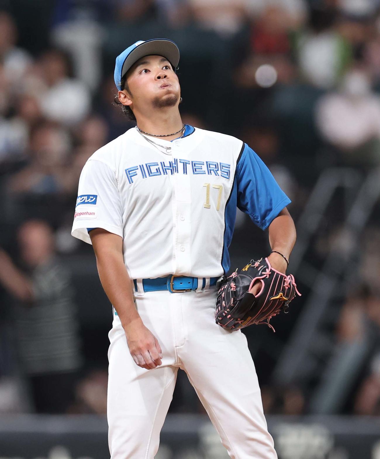 日本ハム対楽天　4回表楽天無死一塁、宗山を三振にとりホッとした表情の伊藤（撮影・黒川智章）