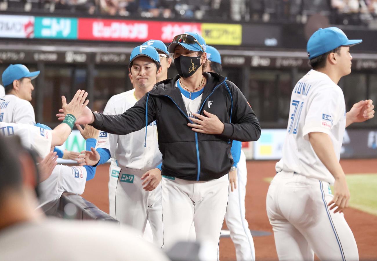 日本ハム対楽天　試合後、スタッフらとハイタッチする新庄監督（撮影・黒川智章）