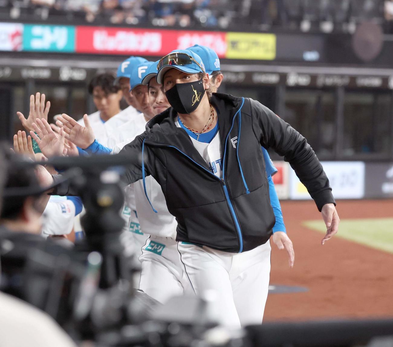 日本ハム対楽天　試合後、スタッフらとハイタッチする新庄監督（撮影・黒川智章）