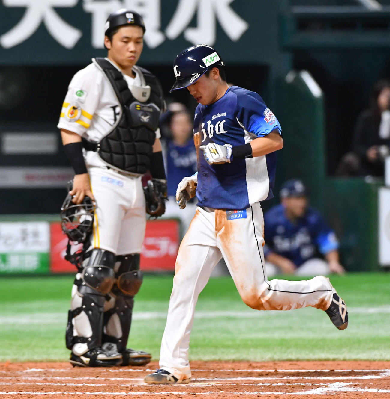ソフトバンク対西武　8回表西武1死二塁、渡部聖の先制中前適時打で生還した滝沢（撮影・岩下翔太）