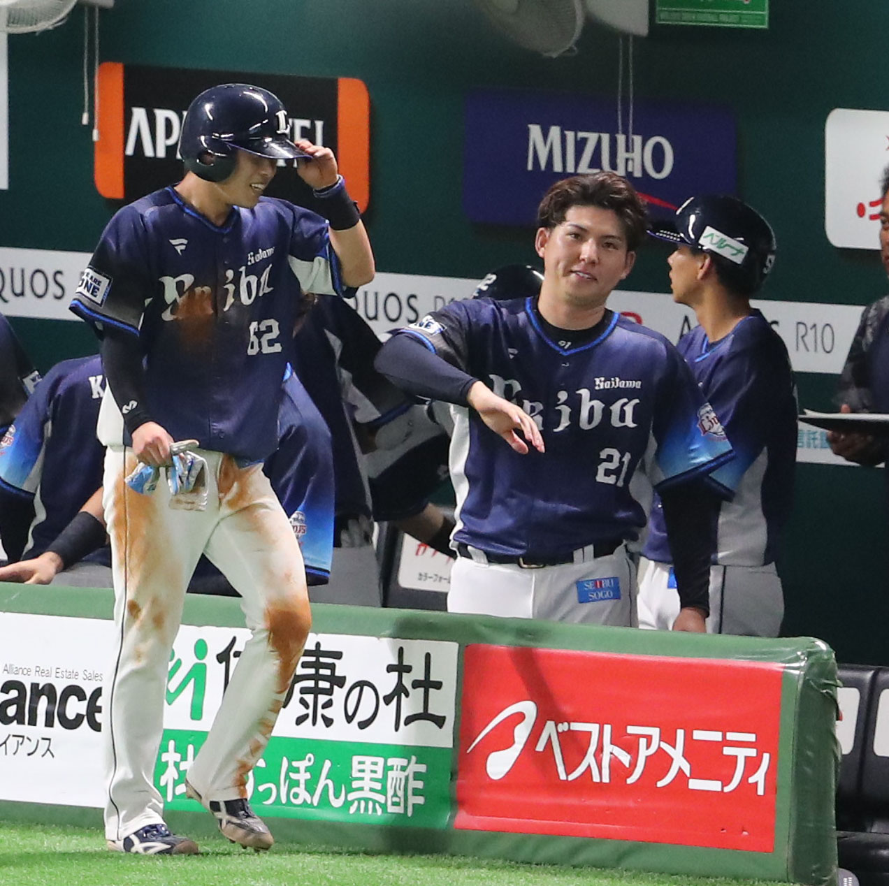 ソフトバンク対西武　8回表西武1死二塁、渡部聖の中前先制適時打で生還した滝沢は武内とハイタッチ（撮影・梅根麻紀）