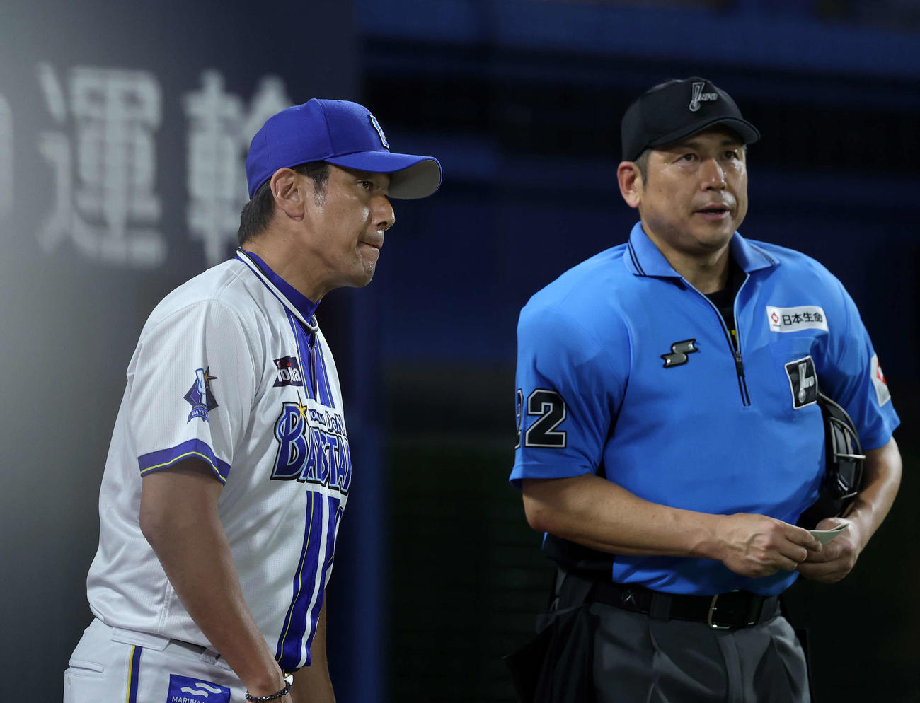 DeNA対阪神　8回表、投手交代を告げるDeNA三浦監督（撮影・鈴木正人）