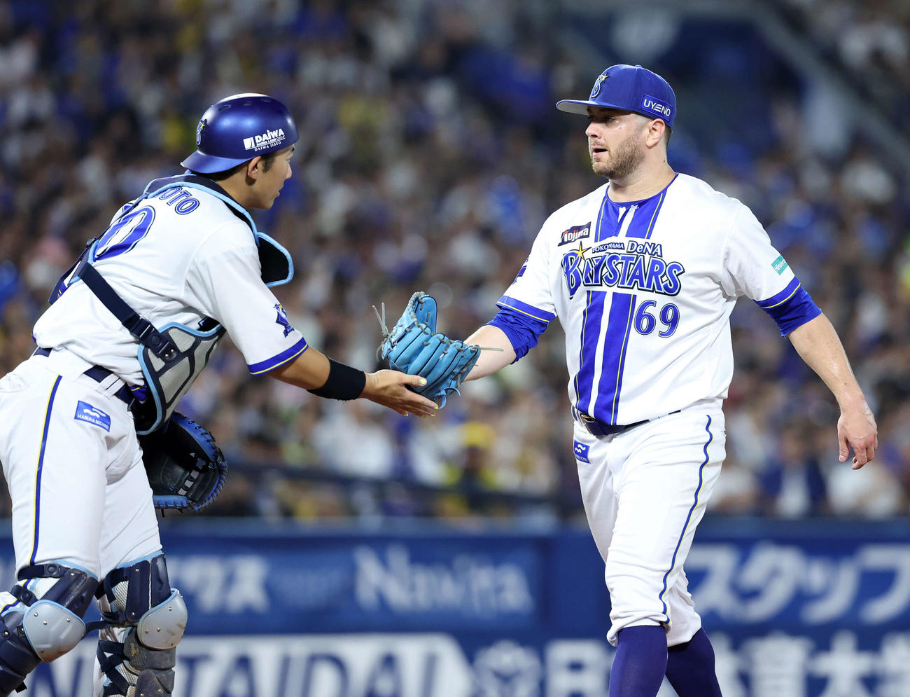 DeNA対阪神　7回表、阪神の攻撃を抑えタッチするDeNA山本（左）とケイ（撮影・鈴木正人）