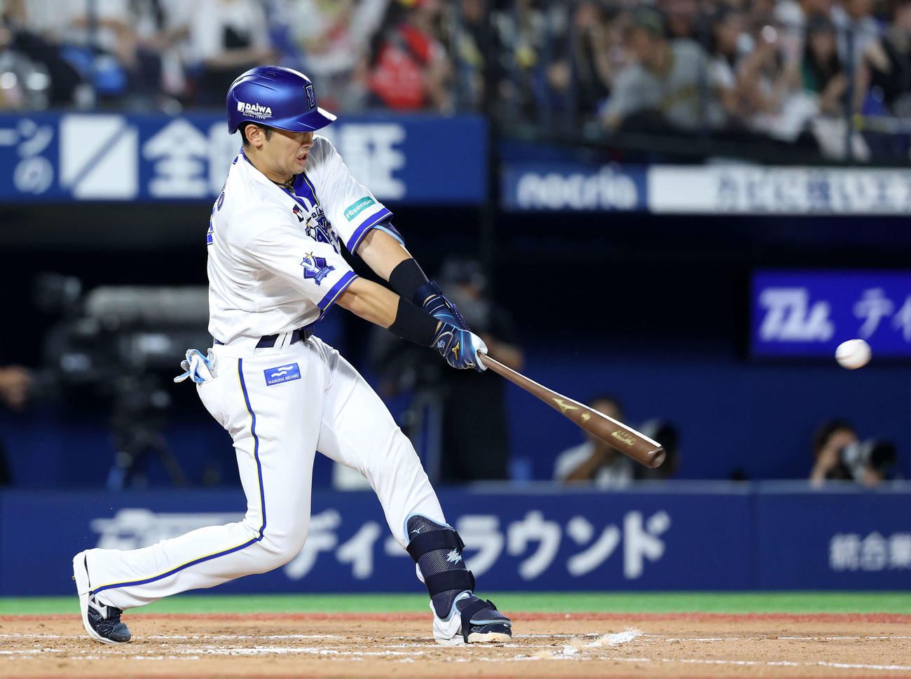 DeNA対阪神　7回裏DeNA無死、山本は左越え二塁打を放つ（撮影・鈴木正人）