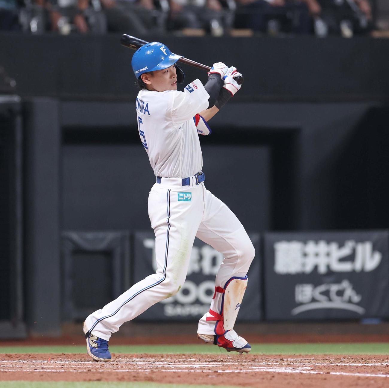 日本ハム対楽天　3回裏日本ハム2死二塁、中前適時打を放つ野村（撮影・黒川智章）