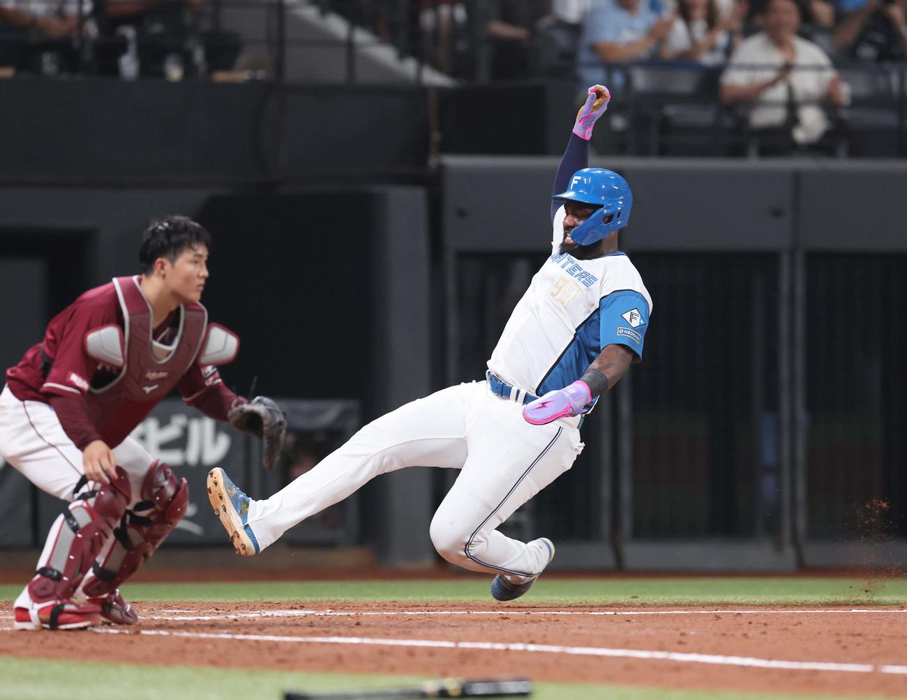 日本ハム対楽天　3回裏日本ハム2死一、二塁、水野の中越え2点適時二塁打で生還する一塁走者レイエス（撮影・黒川智章）
