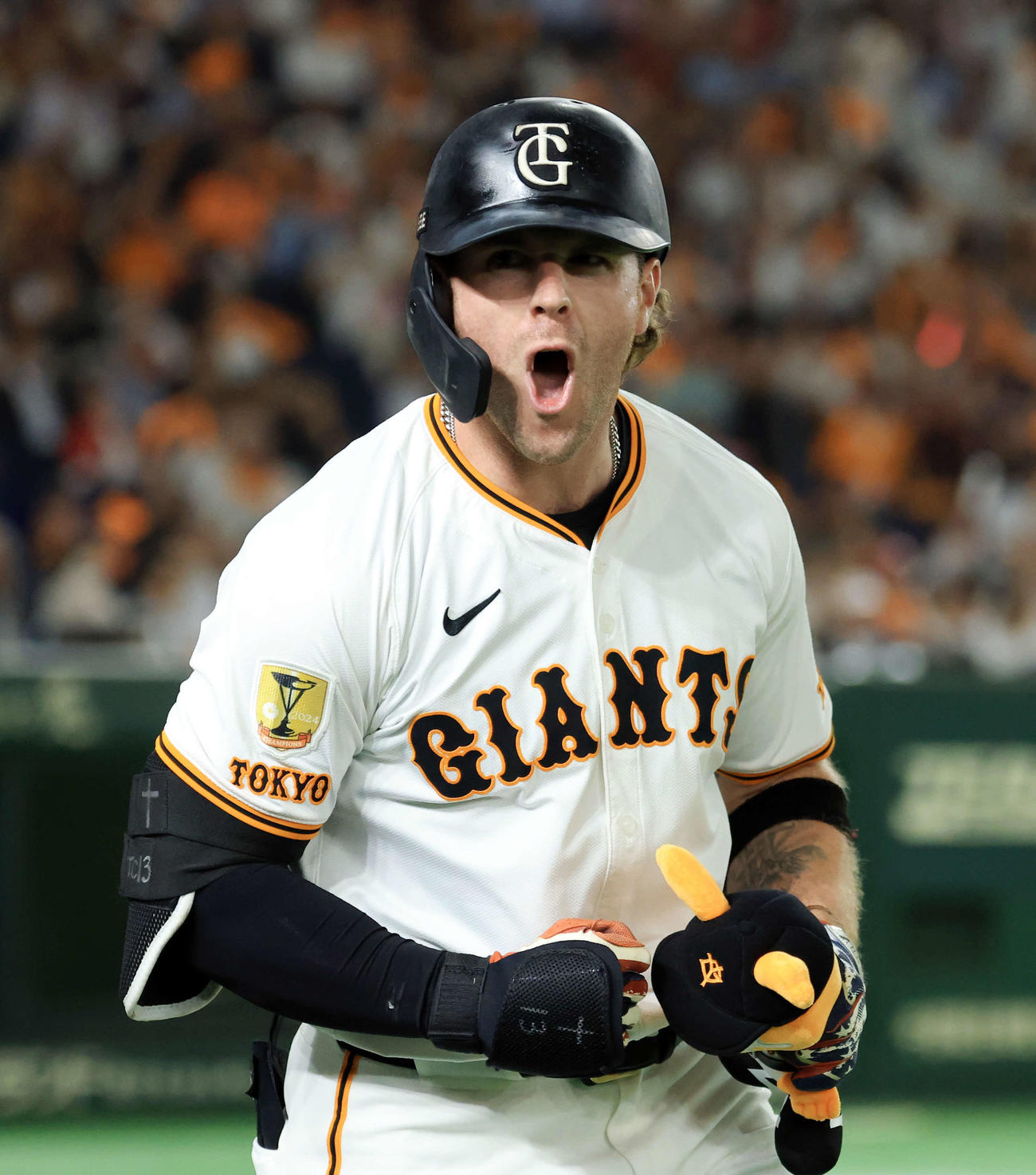 巨人対広島　8回裏巨人1死、キャベッジは右越えソロ本塁打を放ちベンチ前で雄たけびを上げる（撮影・浅見桂子）