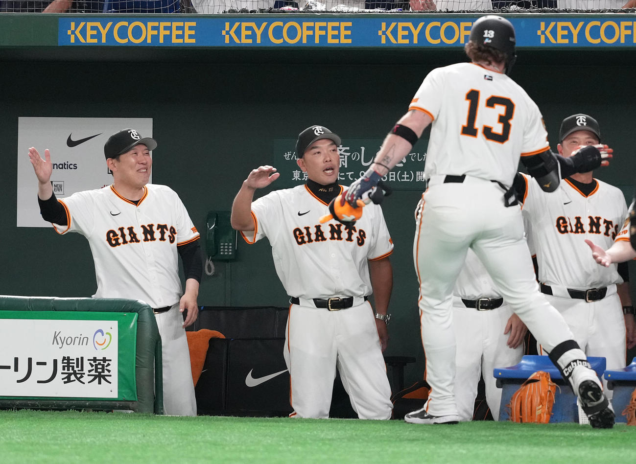 巨人対広島　8回裏巨人1死、先制の右越えソロ本塁打を放った代打キャベッジ（右手前）を迎える阿部監督（左から2人目）（撮影・鈴木みどり）
