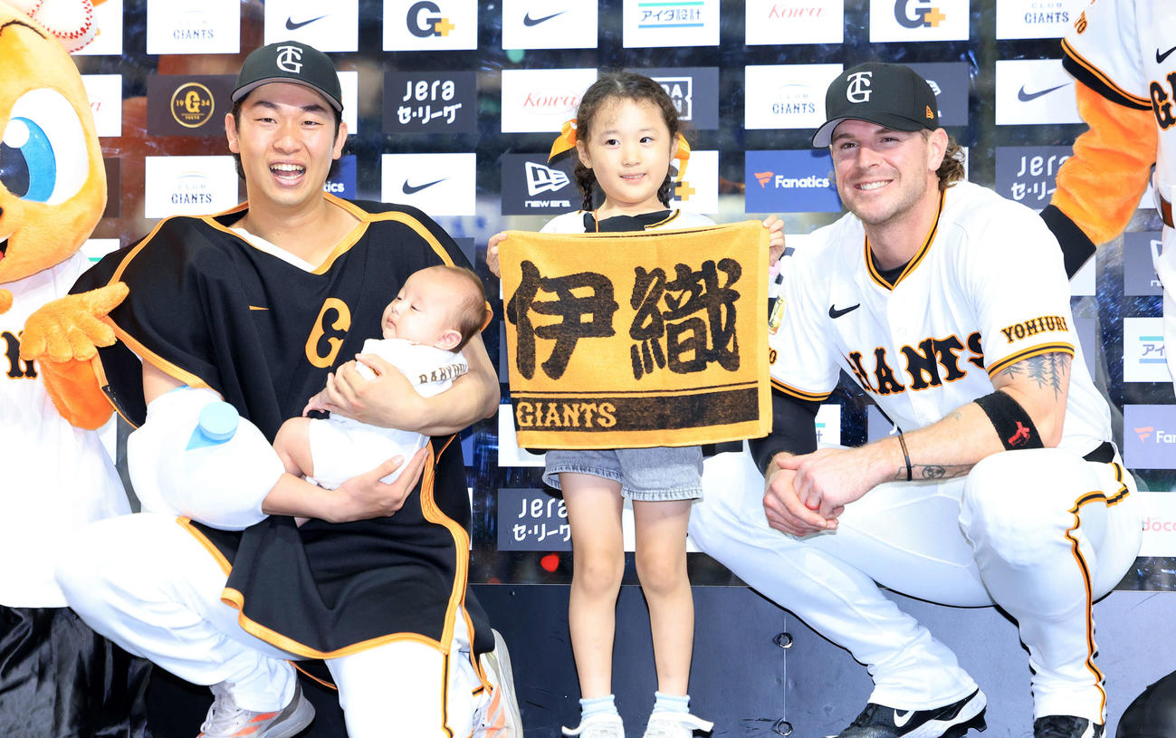 巨人対広島　8勝目の巨人山崎は、ヒーローインタビュー後、ファンの赤ちゃんを抱き上げ笑顔が弾ける。右はキャベッジ（撮影・浅見桂子）