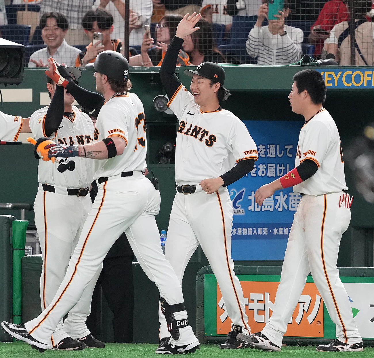 巨人対広島　8回裏巨人1死、先制の右越えソロ本塁打を放った代打キャベッジ（左から2人目）を笑顔で迎える山崎（同3人目）（撮影・鈴木みどり）